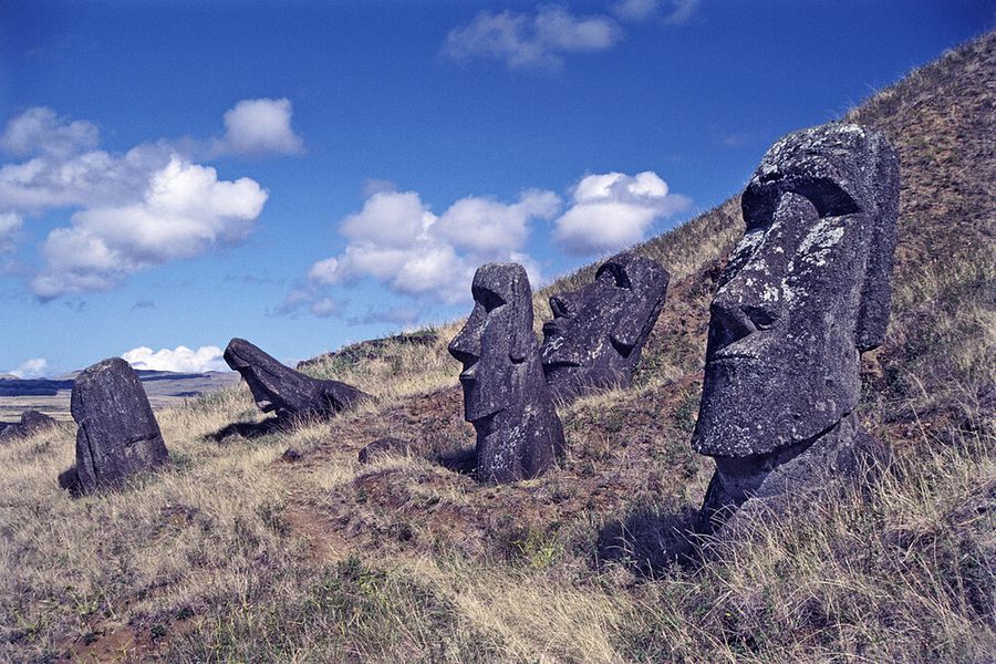 Tras incendio de 2022 Unesco señala que moáis en Rapa Nui presentan un