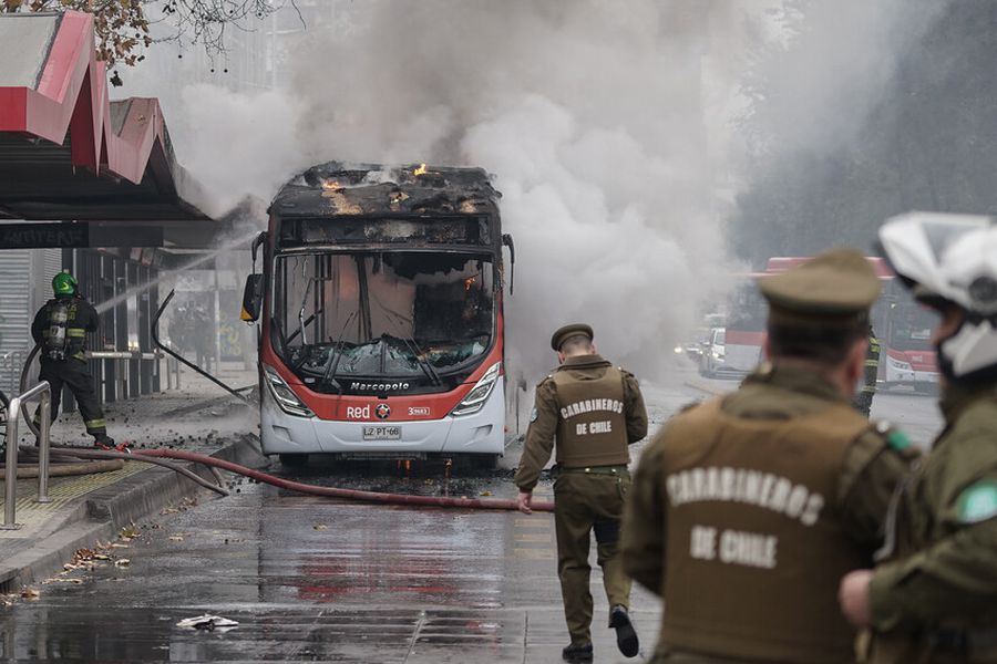 Overoles blancos queman bus del transporte público en la Alameda: hay dos detenidos