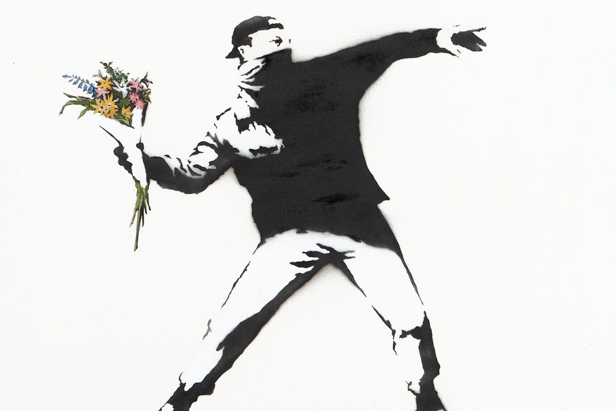 Crítico, efímero y misterioso: el arte de Banksy que llega a Chile