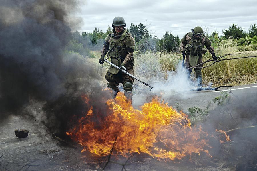 Grupo de 70 encapuchados atacan con armas de fuego base de Carabineros que resguardaba predio en Quidico