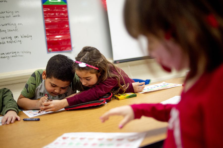 “Micro Héroes y Villanos”: libro creado por escolares enseña a los niños qué son los microorganismos
