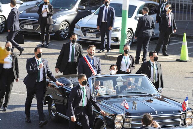 Gabriel Boric con Izkia Siches camino al Congreso Nacional en el Ford Galaxie.