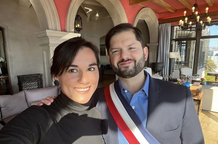 El presidente Boric se toma una selfie con el Ministro del Interior camino al Congreso Nacional.