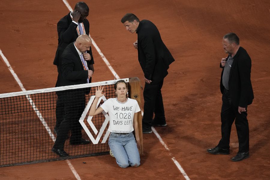 Protesta en Roland Garros: joven invade la cancha y se ata a la malla durante la semifinal entre Cilic y Ruud