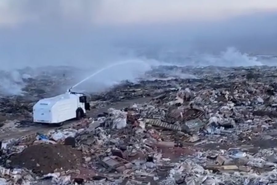 Carabineros apoya con carros lanzagua labores para detener incendio en exvertedero La Chimba de Antofagasta