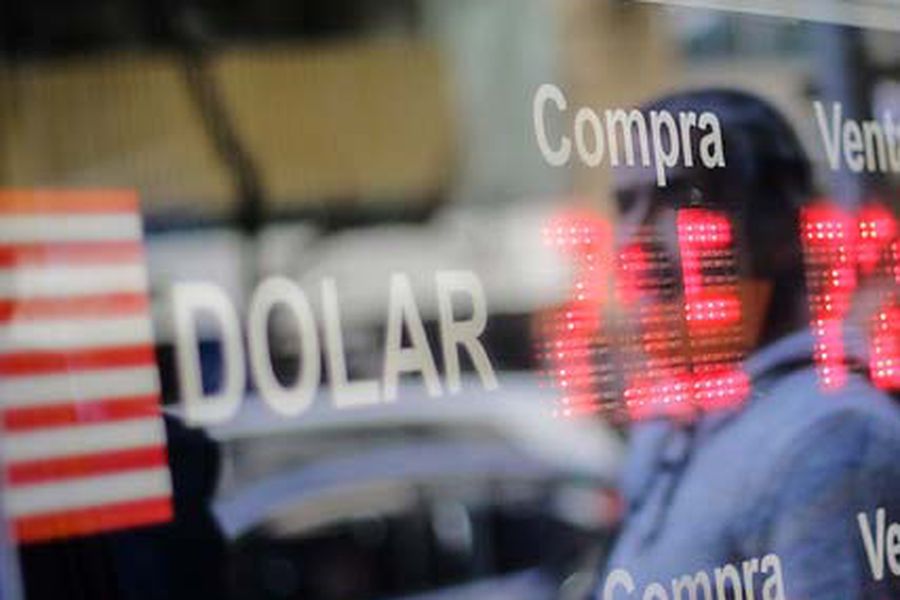 Dólar registra fuerte alza y se acerca a su máximo histórico previo a reunión de la Fed