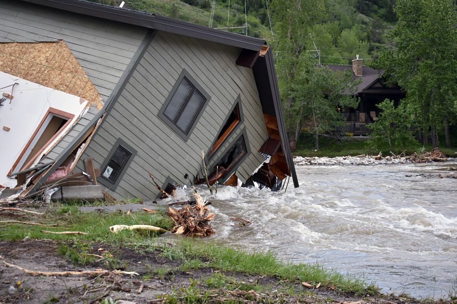 Inundaciones obligan evacuar a más de 10.000 personas de Yellowstone