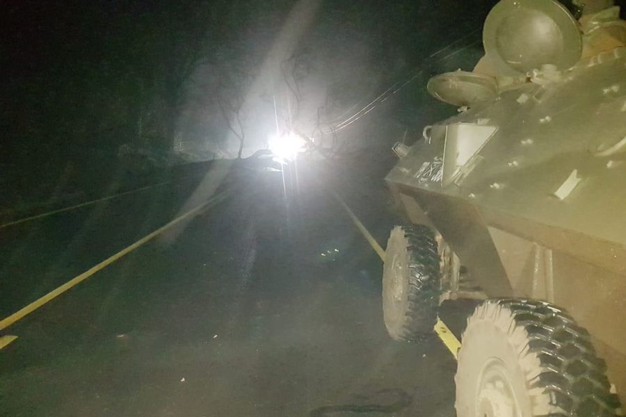 Al menos seis rutas cortadas y dos camionetas incendiadas se registran esta noche en La Araucanía