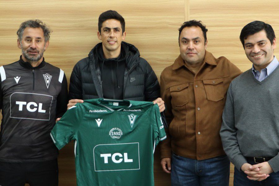 Defensa chileno huye de Honduras tras ser encañonado con pistolas y ficha en Santiago Wanderers