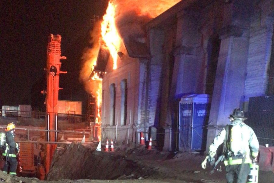 Incendio afecta a sector antiguo del Hospital del Salvador