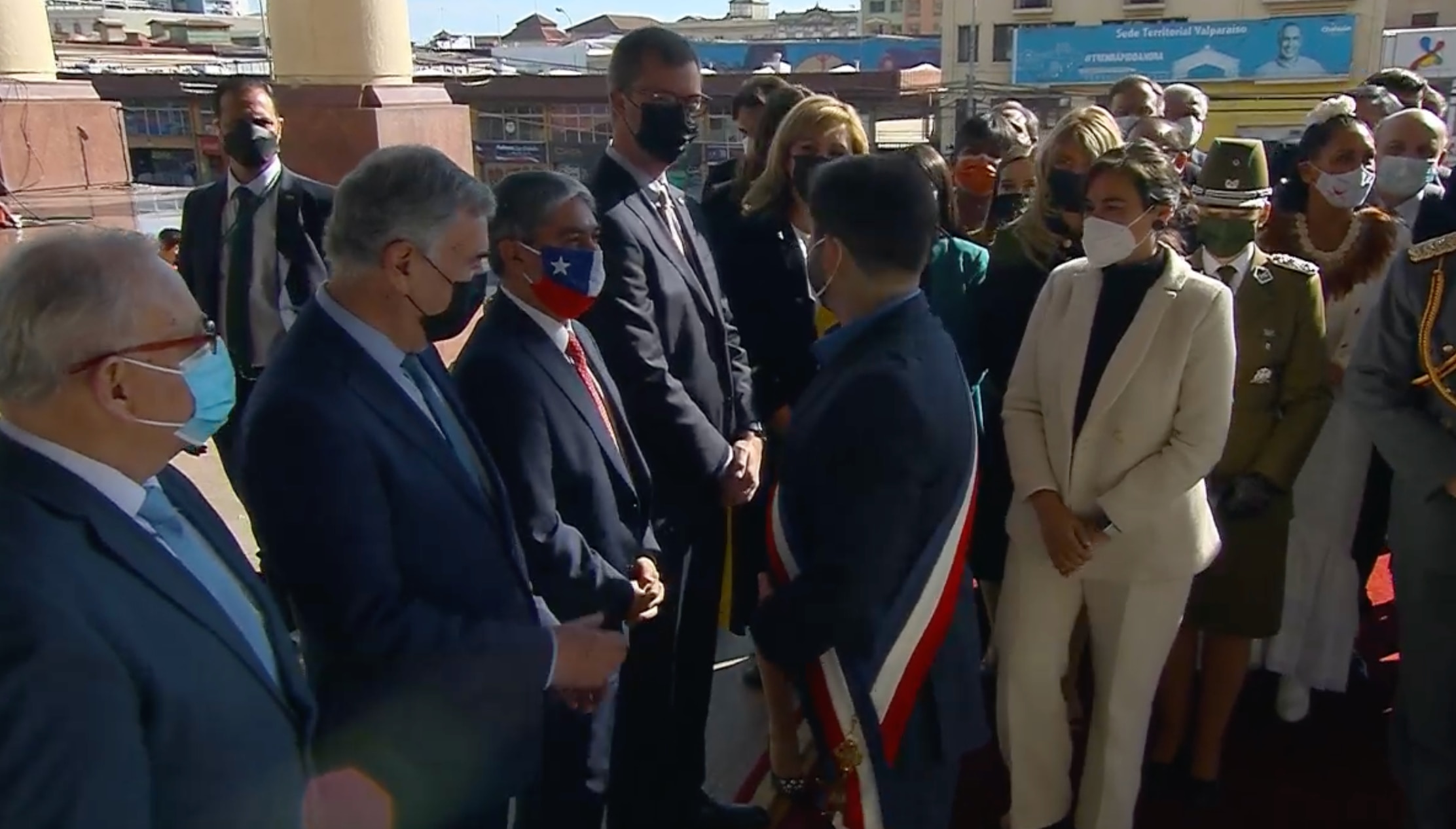 El presidente Gabriel Boric y la ministra del Interior, Izkia Siches, saludan a los parlamentarios desde la comisión del pórtico que los recibió a la entrada del Congreso Nacional.