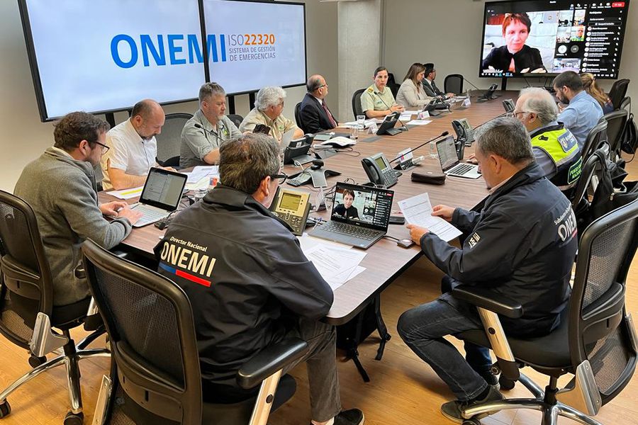 Hay 11 incendios forestales activos a nivel nacional: Tohá encabeza mesa técnica junto a Onemi