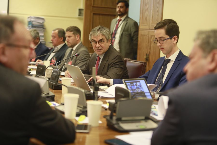 “Hay varias empresas que se nombran que no son exactamente pymes”: Marcel vuelve a cerrar la puerta a cambios a la aplicación del IVA a servicios