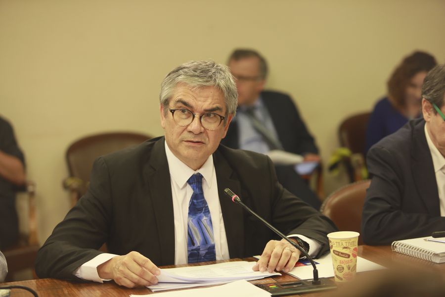 Ministro Marcel califica como “autoengaño” los autopréstamos que tramita la Cámara y advierte “efectos catastróficos” en el mercado de capitales