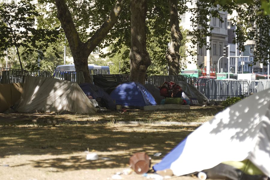 El Café Diario: ¿Quiénes son los migrantes que viven en las carpas del centro de Santiago?