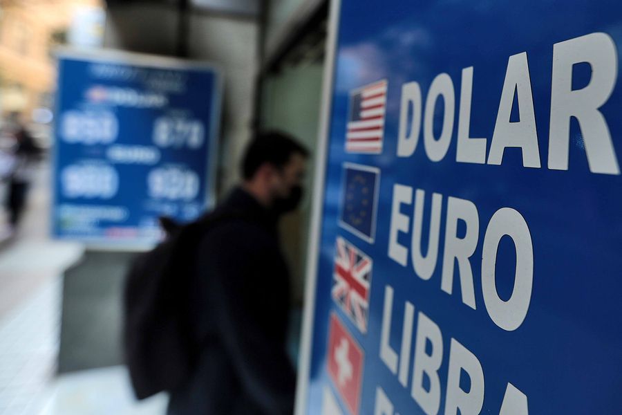 El dólar mantiene caída en medio del dato de inflación de Chile y pese a cifra de empleo de Estados Unidos que presiona a la Fed