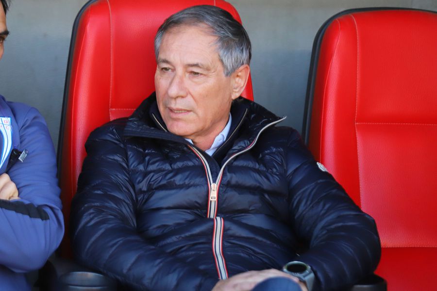 Ariel Holan presiona y exige refuerzos en la UC: “En estos momentos no tenemos un plantel con dos futbolistas por puesto”