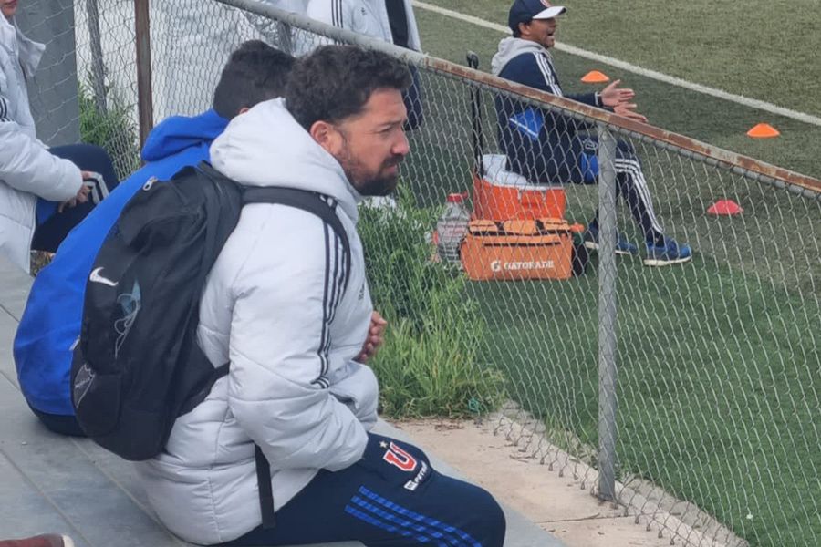 De alumno en práctica a contrato indefinido: Manuel Colocho Iturra tomará la vacante de Esteban Valencia en las inferiores de la U