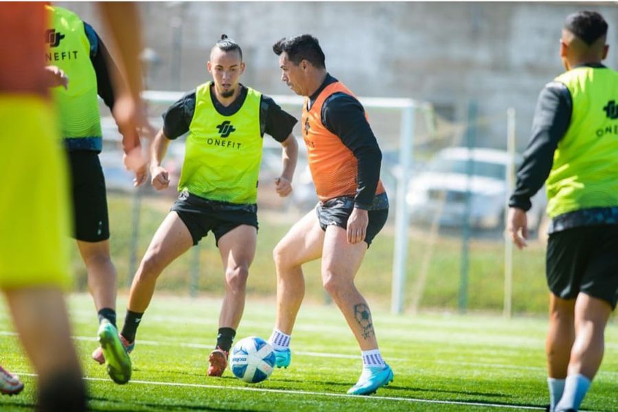Esteban Paredes entrena con el plantel de San Antonio Unido