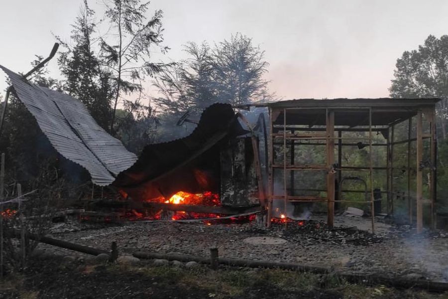 Encapuchados realizan ataque incendiario contra central hidroeléctrica en La Araucanía