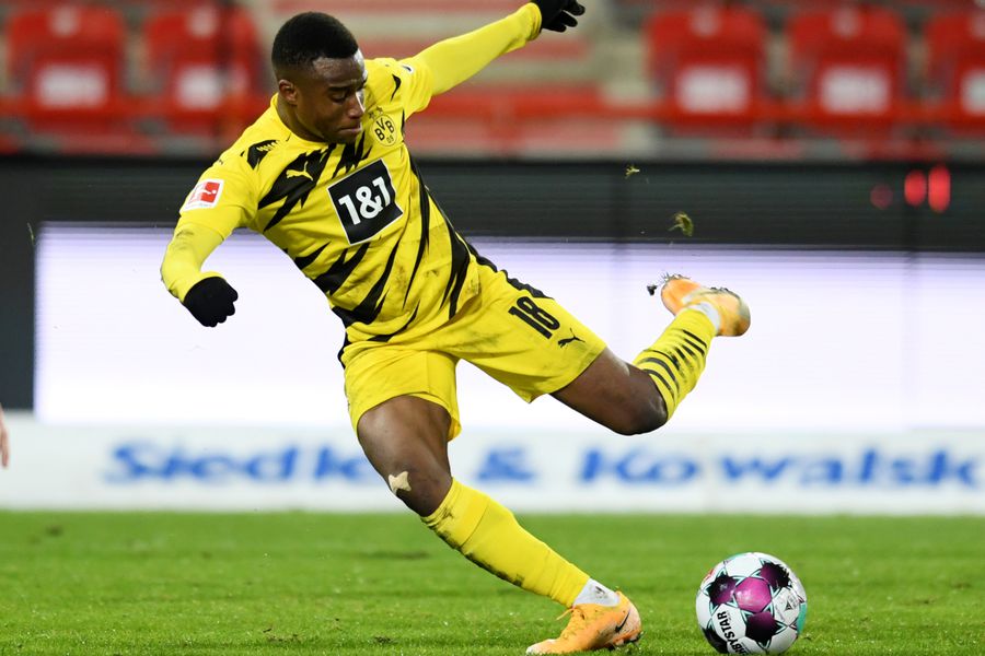 Aseguran que joya del Borussia Dortmund mintió con su nombre y edad