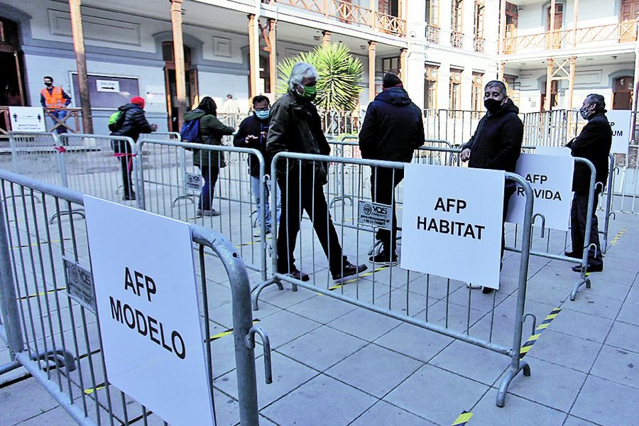 Columna de Gonzalo Martner: Apoyos, retiros y autopréstamos