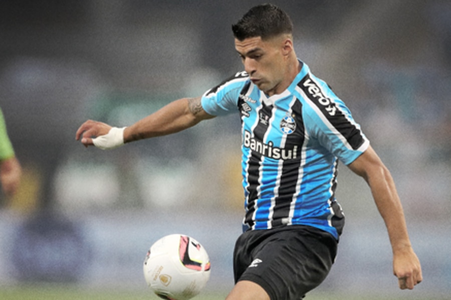 Luis Suárez debuta con un triplete en Gremio
