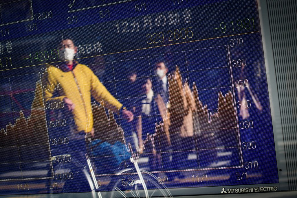 Acciones globales suben por noticias inmobiliarias en China y datos en Europa, previo a minutas de la Fed