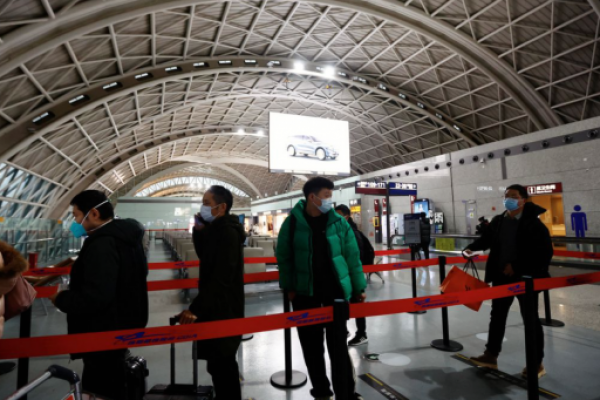 Aumentan las restricciones de viaje por Covid mientras China prepara su reapertura