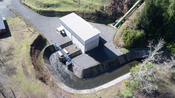 Gremio califica de “terrorista” el ataque incendiario que dejó inutilizada la central hidroeléctrica Trueno cerca de Vilcún en la Araucanía