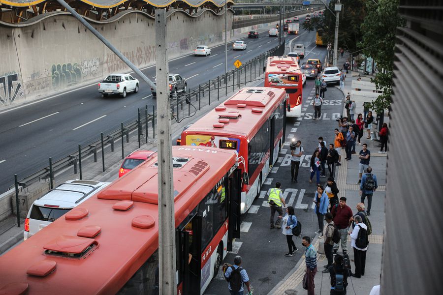 Línea 4 de Metro se mantiene con funcionamiento parcial por falla en máquina de mantenimiento: servicio se repondrá en una hora y media