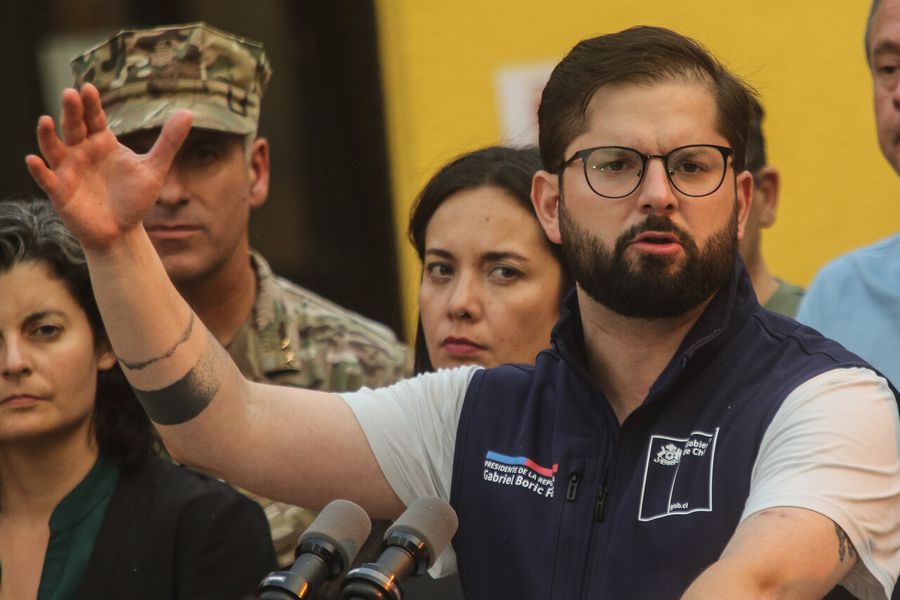 Boric anuncia aplicación de toques de queda en zonas afectadas por incendios