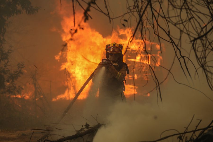 “Es como estar en la guerra”: Más de 475 unidades y 3.300 voluntarios ha movilizado Bomberos para el combate de los incendios