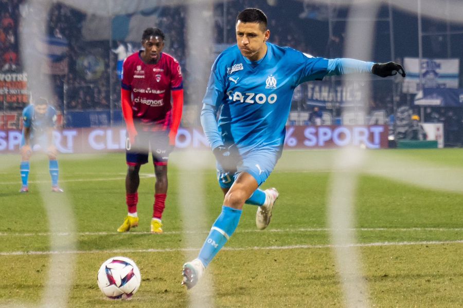 Alexis Sánchez brilla con doblete en el Marsella