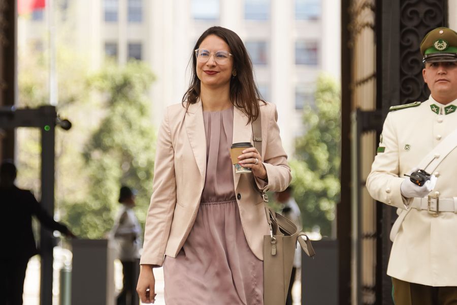 Sierra Bella: concejales de Santiago denuncian a Contraloría que Hassler habría incumplido exigencias de Hacienda en compra de clínica