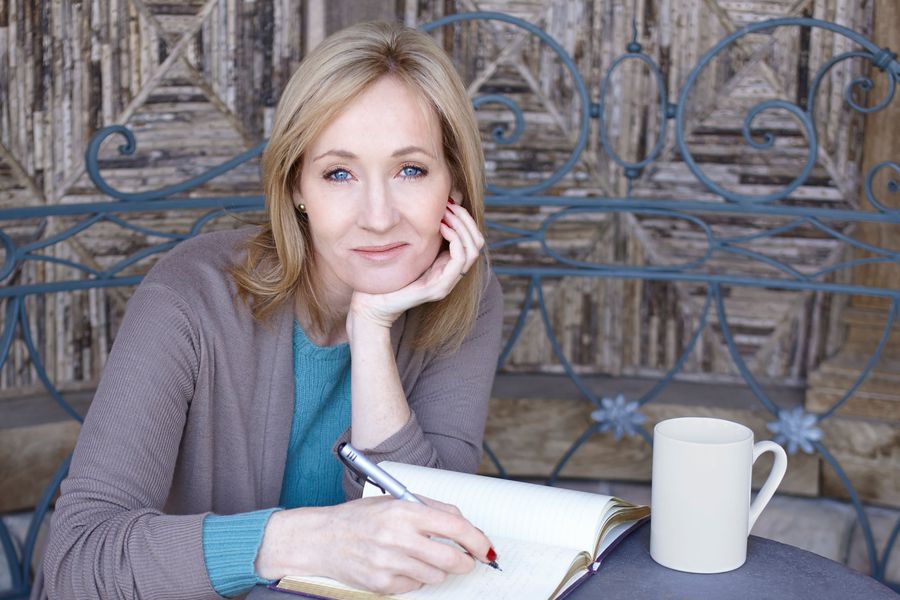 La BBC presentó disculpas a J.K. Rowling por su cobertura de la controversia entre la escritora y las personas transgénero