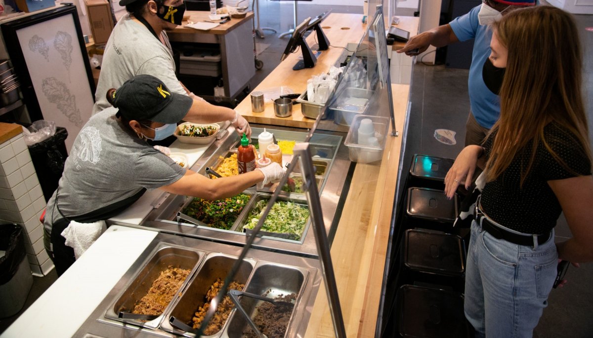 Actividad en industria de servicios de Estados Unidos supera las estimaciones en su mayor avance desde 2020