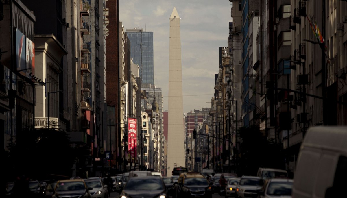 Argentina crea nuevo billete de mayor denominación para tratar de ajustarse a la rápida caída del peso