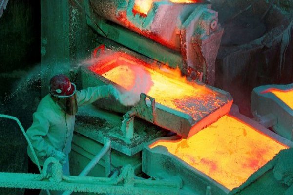 Cobre se hunde 3,2% y regresa a niveles de US$ 4 la libra por expectativas de tasas y tensión geopolítica