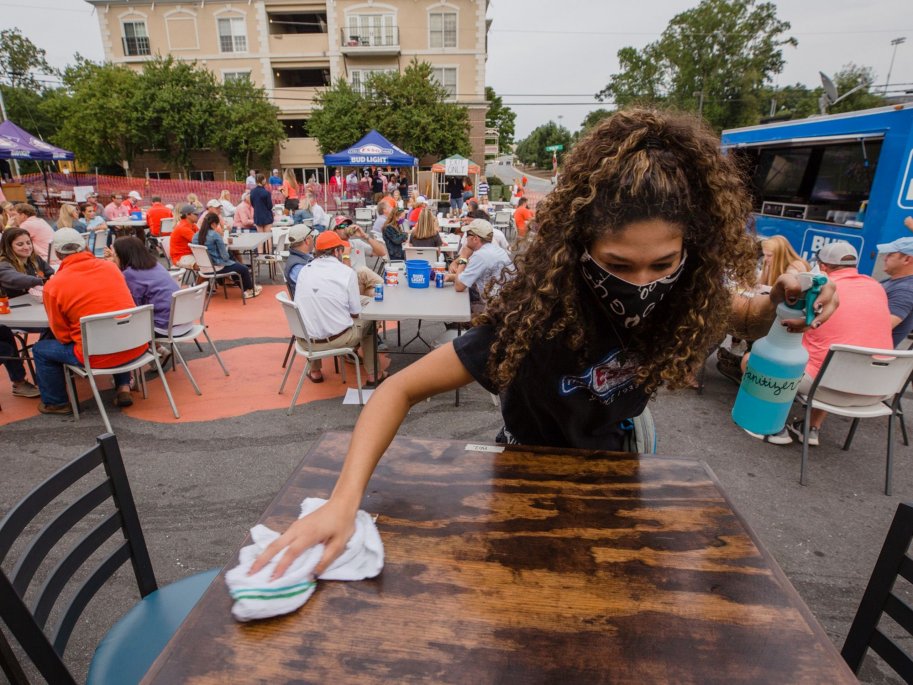 Empleo en EEUU registra sorpresivo aumento, mientras que el desempleo llega a un mínimo en 53 años