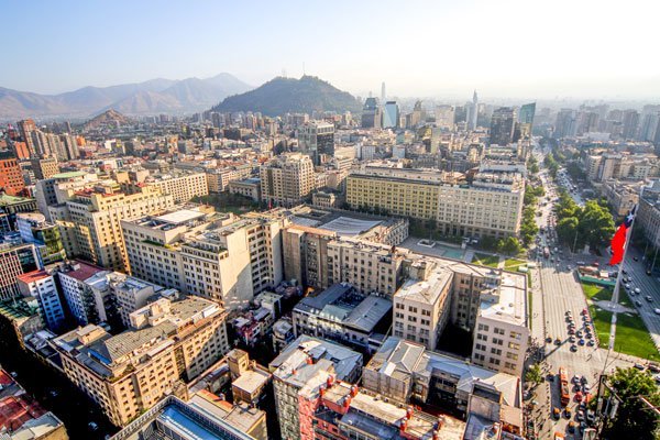 FMI: Chile creció bajo el promedio de la región en 2022 y será la única economía que caería este año