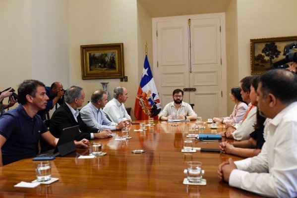 Gobierno y gremios empresariales intensifican despliegue para frenar incendios que arrasan unas 280 mil hectáreas