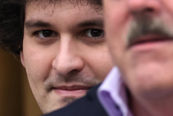 Juez amenaza con revocar fianza y mandar a la cárcel a Bankman-Fried por el uso de aplicaciones y VPN