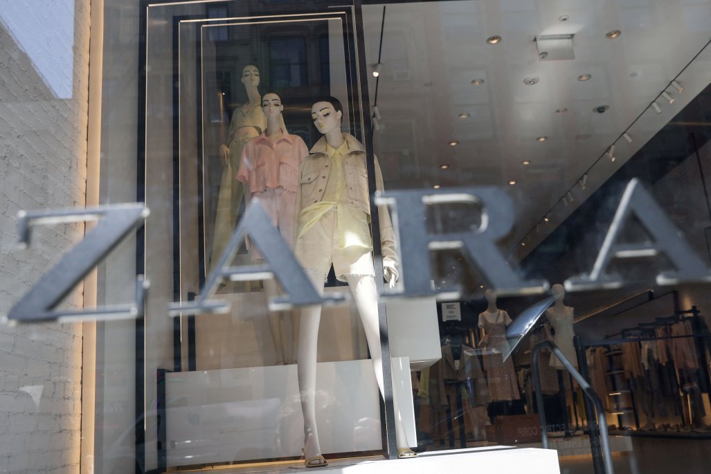 La firma dueña de Zara acuerda subir en 20% los sueldos de los trabajadores de sus tiendas en España