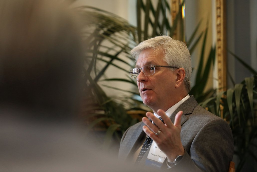 Waller de la Fed afirma que criptomonedas son “nada más que un activo especulativo” y advierte a bancos que incursionan en sector