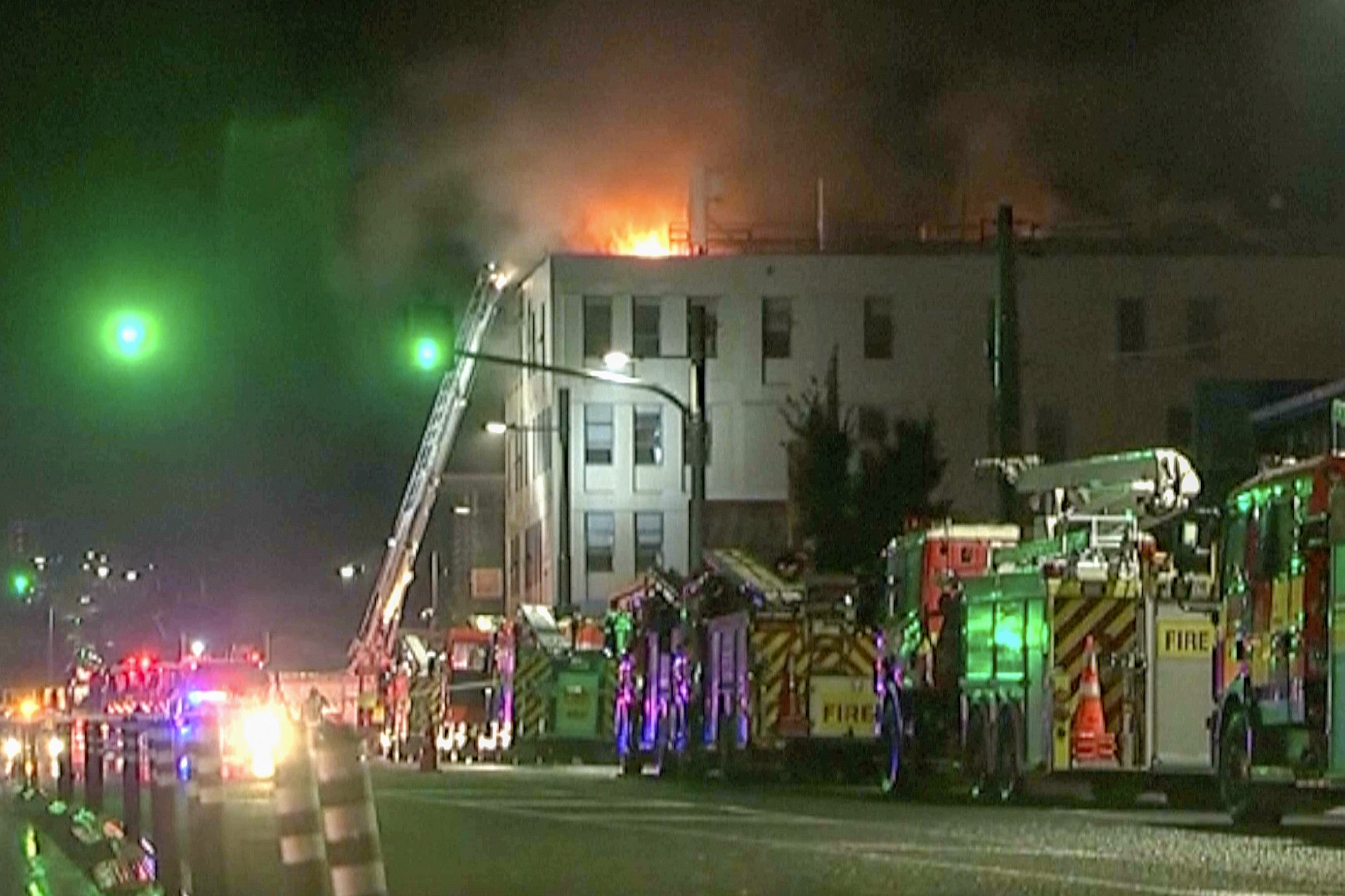 Al menos seis personas mueren en un incendio en un hotel de Nueva