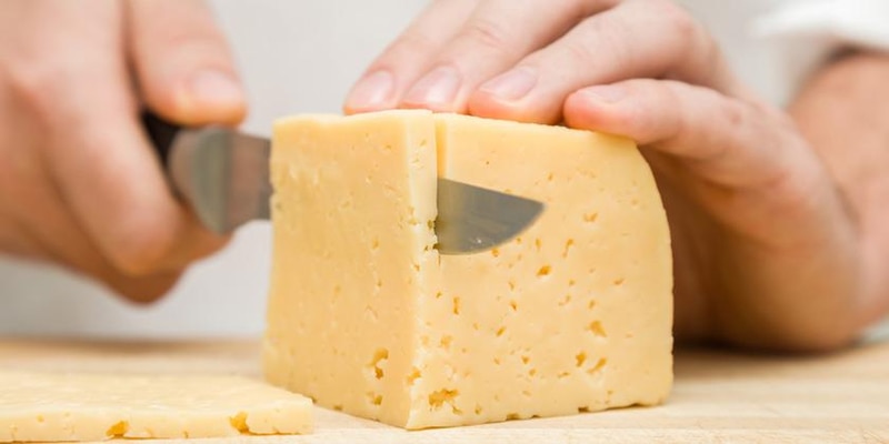 Minsal emite alerta alimentaria por detección de listeria en queso manteca laminado y ordena el retiro del lote del producto