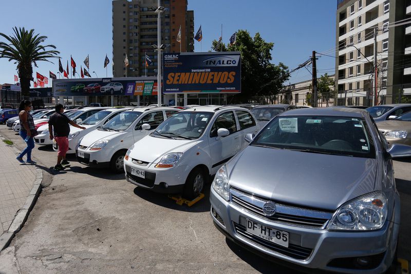 En medio de restricciones por la pandemia y retiro del 10% precios de autos usados se disparan