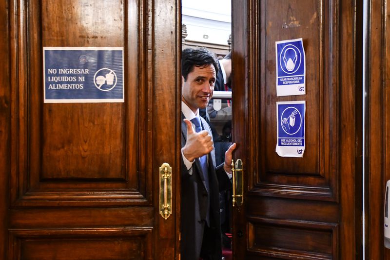 En su sesión 36 del pleno, el Consejo Constitucional vota la totalidad del texto de nueva propuesta de Constitución. En la imagen, el consejero del Partido Republicano Luis Silva ingresando a la sala.