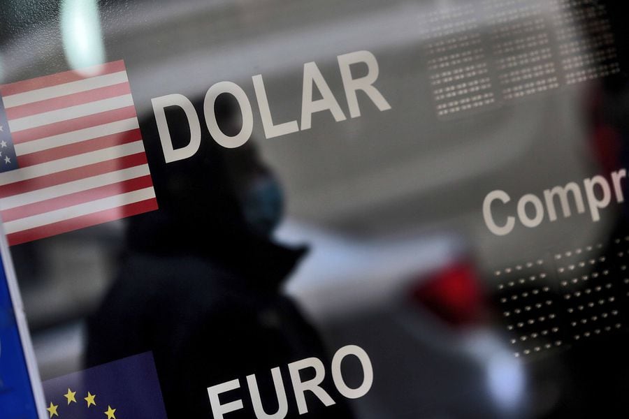Dólar sube ante recuperación en los precios del cobre